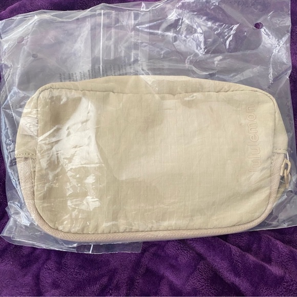 LULULEMON Belt Bag Mini, NWT - Picture 5 of 7